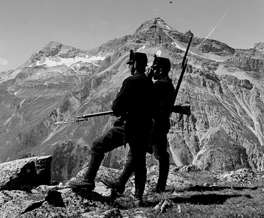 Zwei Soldaten in den Bergen während des Aktivdienstes 1914